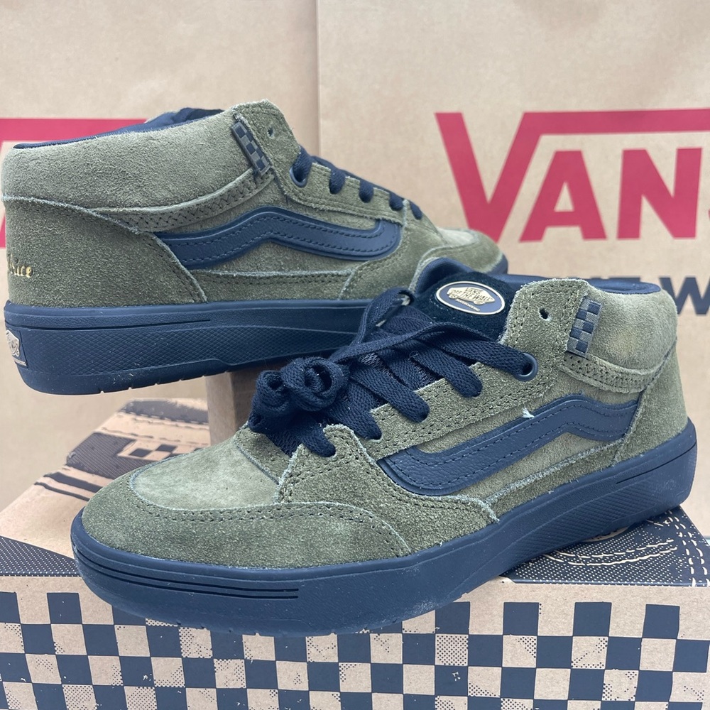 Vans Men’s Zahba Mid
Beatrice Domond Dark Olive Sneakers
VN000CBSDOL - Picture 13 of 16